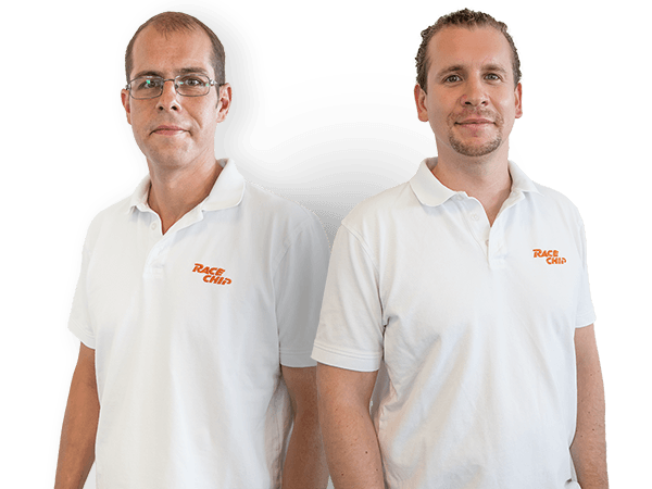 Deux membres de l’équipe support de RaceChip se tiennent côte à côte et regardent l’objectif avec le sourire.
