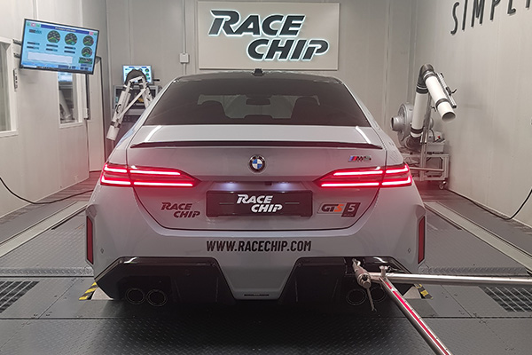 Une BMW M5 analysée et calibrée sur un banc d’essai.