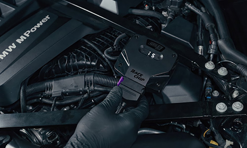 Module RaceChip installé professionnellement dans le compartiment moteur