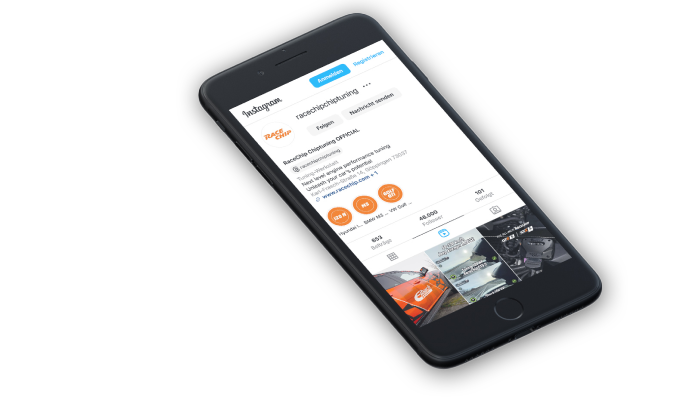 Smartphone affichant l’application Instagram avec le profil officiel de RaceChip ouvert.