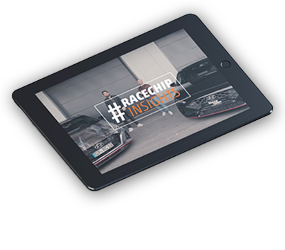 Tablette affichant une vidéo de la série « RaceChip Insights ». Deux personnes se tiennent entre deux voitures tunées.