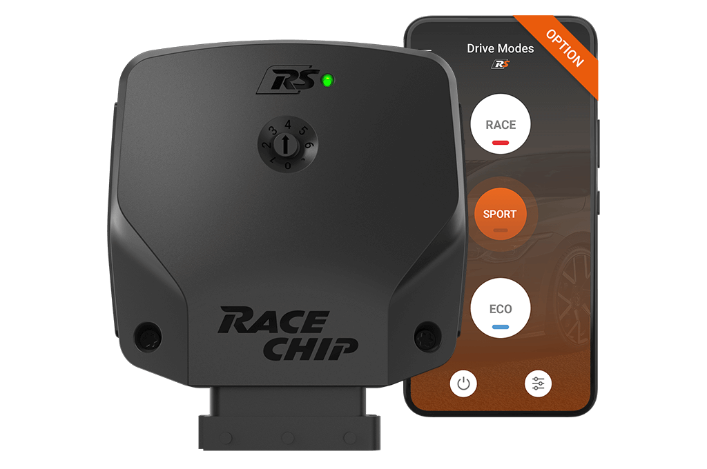 Boîtier RaceChip RS avec voyant de fonctionnement vert à côté d'un smartphone affichant l'appli en option avec les modes de conduite RACE, SPORT et ECO.