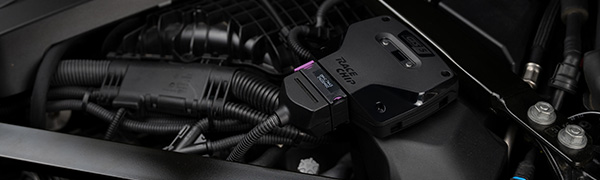 Boîtier RaceChip GTS 5 Black installé dans un compartiment moteur, connecteur d'origine branché.