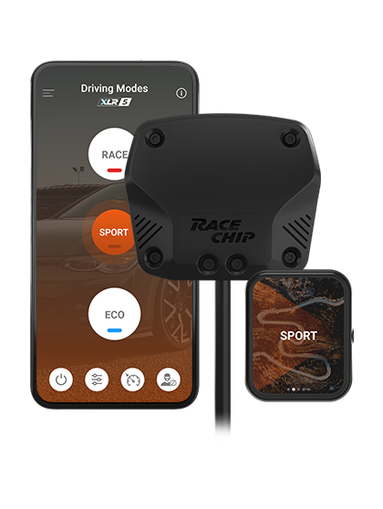 Boîtier RaceChip XLR 5 avec appli smartphone et Smart Controller. L'appli affiche les modes de conduite RACE, SPORT et ECO, SPORT étant actif ; l'écran du Smart Controller affiche également SPORT.